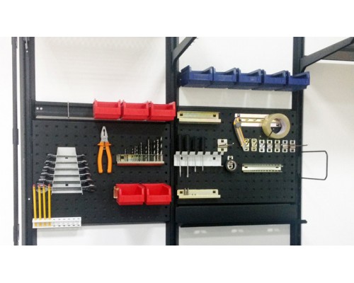 Мастерская с металлическими полками и столешницей